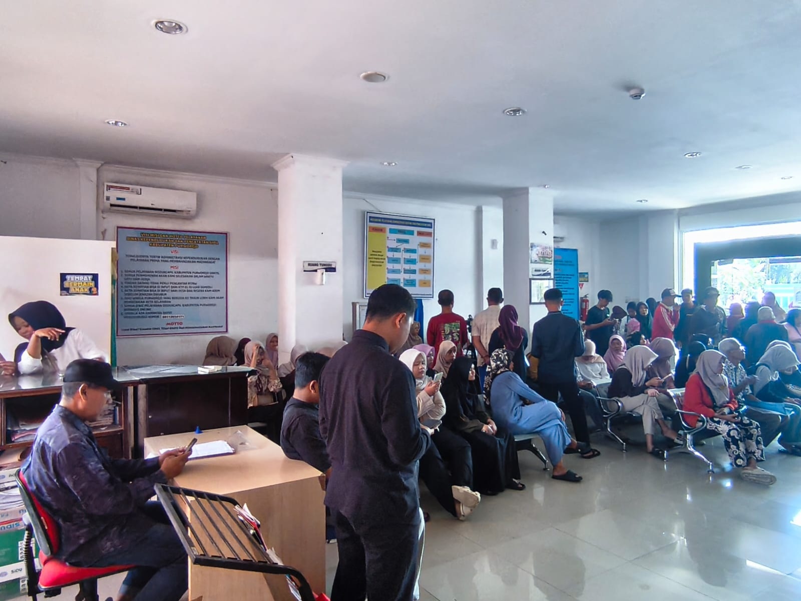 Hari Terakhir Libur Awal Ramadhan Dimanfaatkan Pelajar Ambil KTP, Layanan IKD di Disdukcapil Purworejo Tembus 413 Aktivasi