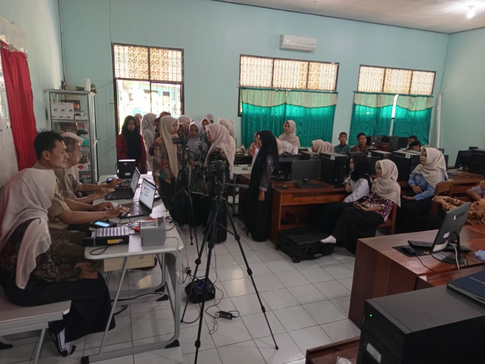 Antrean Padat, Sekolah Batasi Peserta didalam Ruangan pada Jemput Bola Pelayanan Rekam KTP-el dari Disdukcapil di SMAN 10 Purworejo